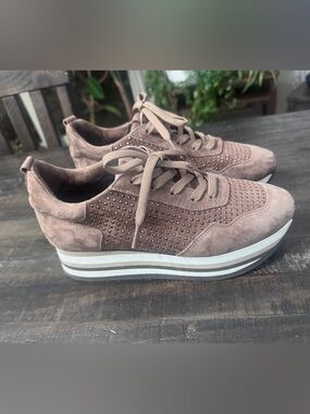 Softwaves Sneakers Cassia - EUC